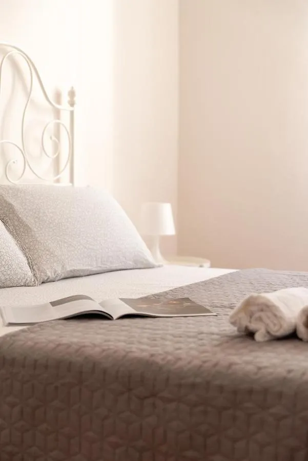 Three Rooms ألغيرو 0*,