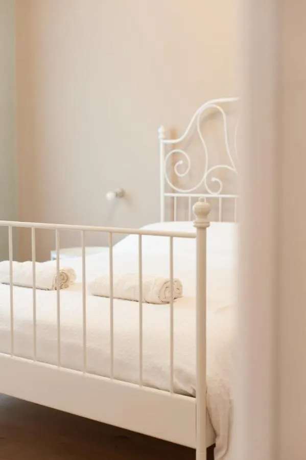 Three Rooms ألغيرو
