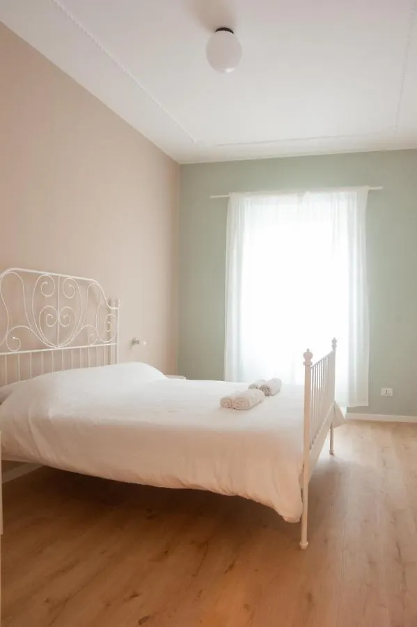 Three Rooms ألغيرو