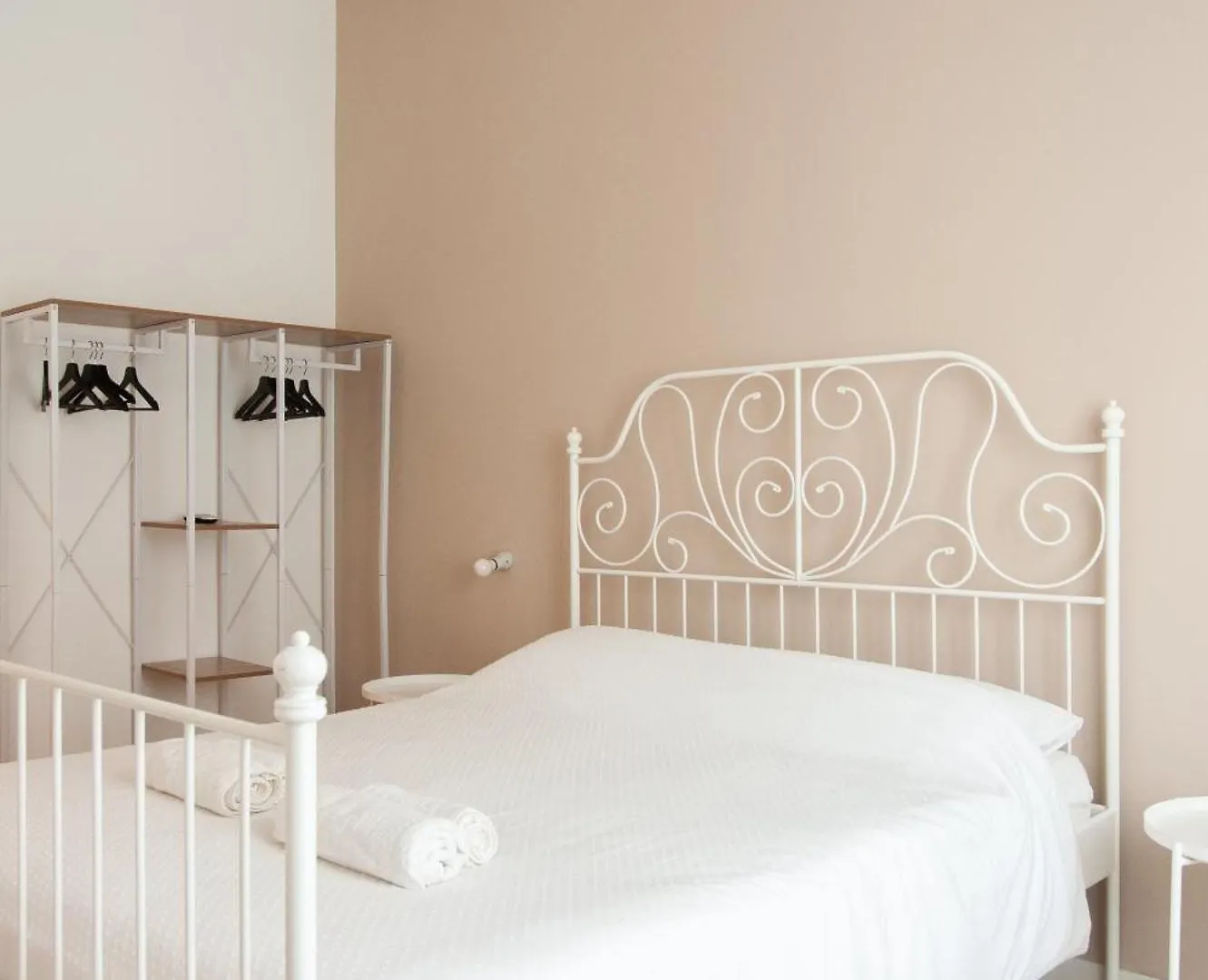 Three Rooms ألغيرو