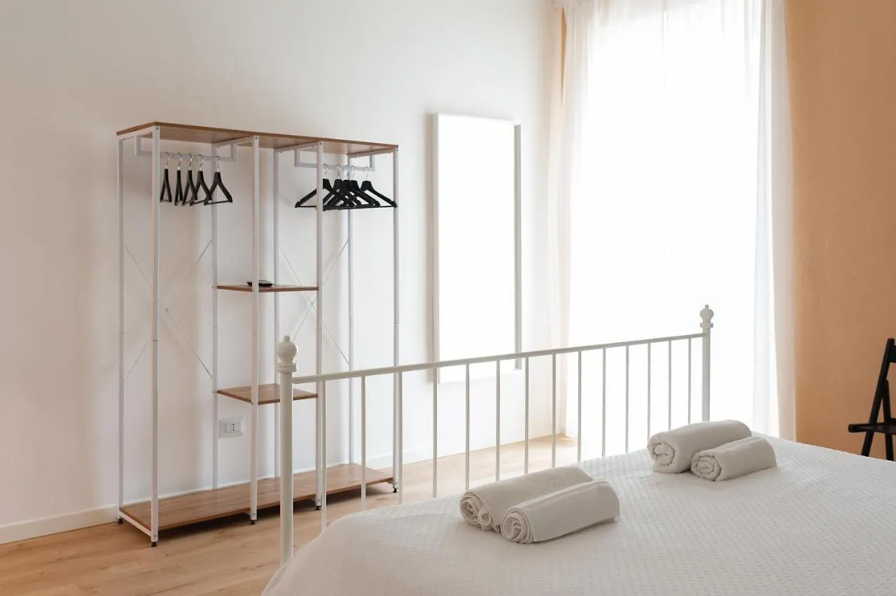Three Rooms 阿尔盖罗 0*,  意大利
